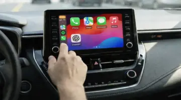 ChatGPT يصل إلى CarPlay.. تواصل صوتي مباشر من شاشة السيارة